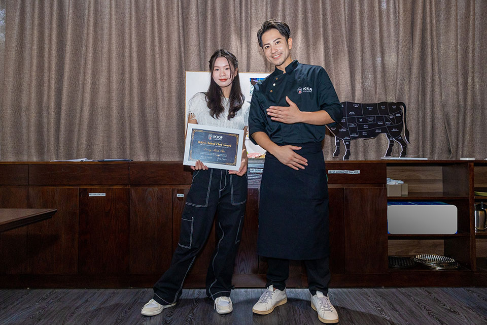 GĐ Ẩm thực Masatoshi trao trao giấy chứng nhận “IKKA’s Talent Chef Award” bạn Lương Minh Thu