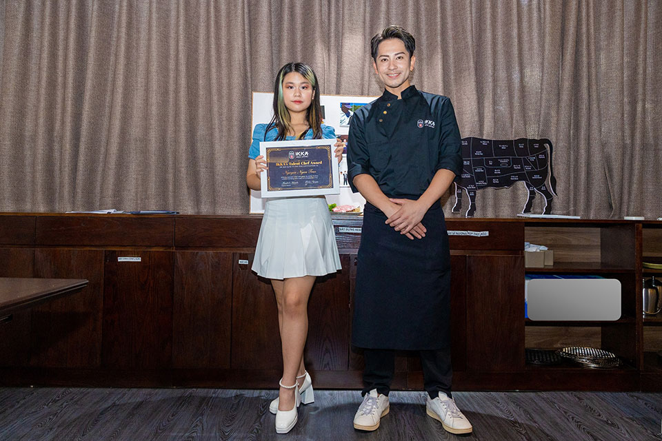 GĐ Ẩm thực Masatoshi trao giấy chứng nhận “IKKA’s Talent Chef Award” bạn Nguyễn Ngân Trúc
