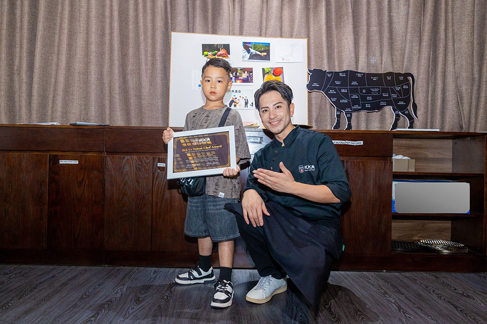 GĐ Ẩm thực Masatoshi trao giấy chứng nhận “IKKA’s Talent Chef Award” cho bạn Đỗ Xuân Hiếu