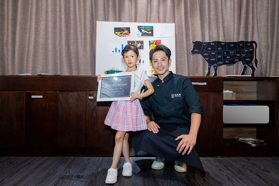 GĐ Ẩm thực Masatoshi trao giấy chứng nhận “IKKA’s Talent Chef Award” cho bạn  Lương Ngọc Hoa