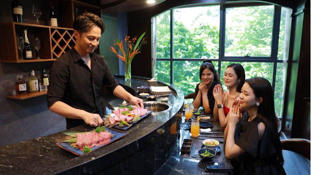 Giám đốc ẩm thực Masatoshi của IKKA đích thân phục vụ khách dùng tiệc Wagyu tại phòng riêng (Ảnh: IKKA Wagyu Yakiniku)
